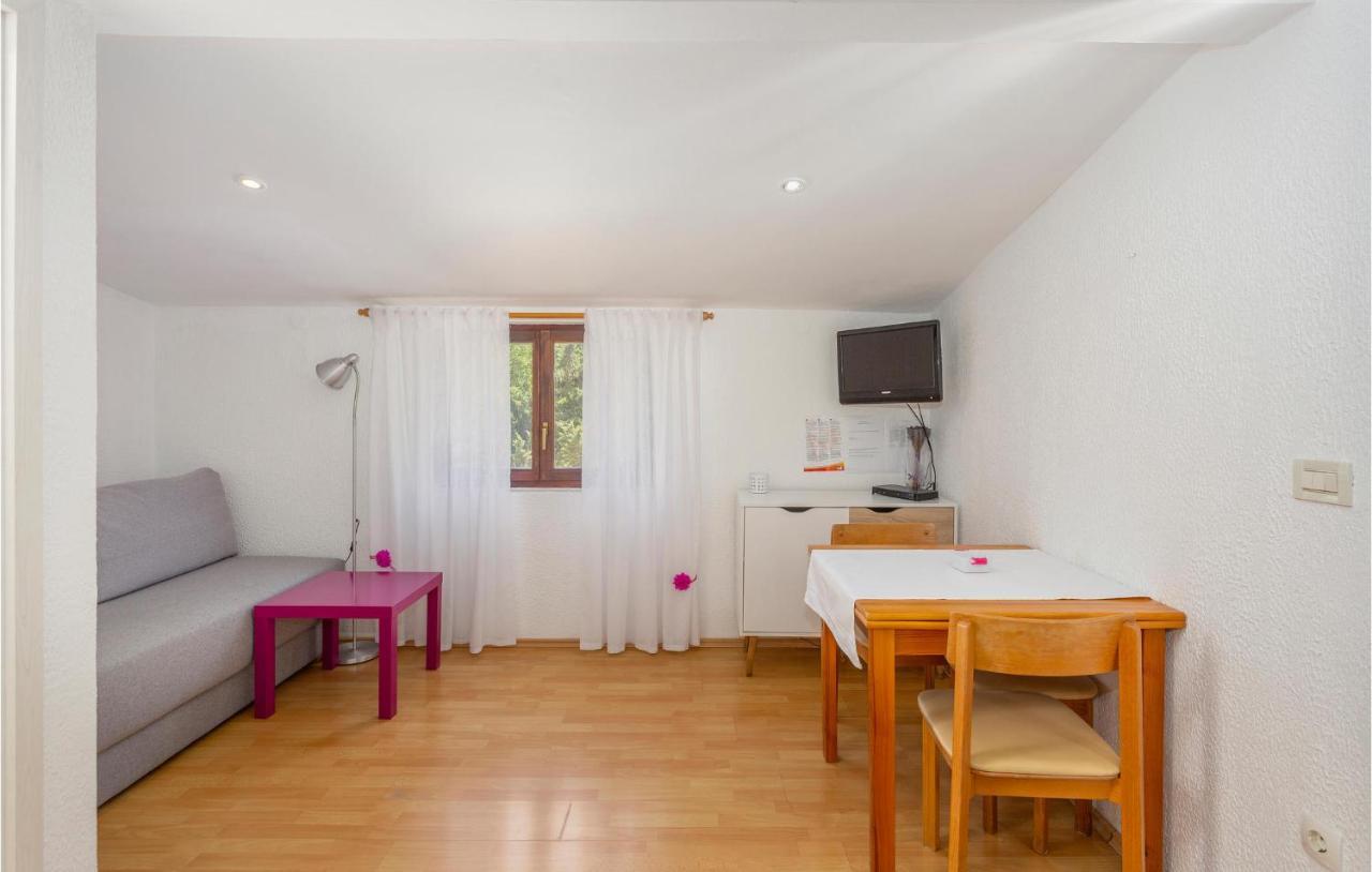 Beautiful Apartment In Omisalj With Kitchen Eksteriør bilde
